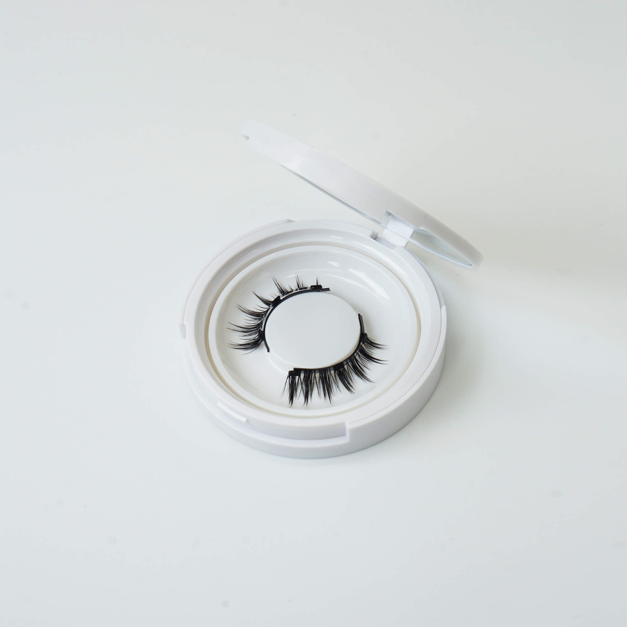 Wispy Cat-Eye Magnetic Eyelashes without Eyeliner