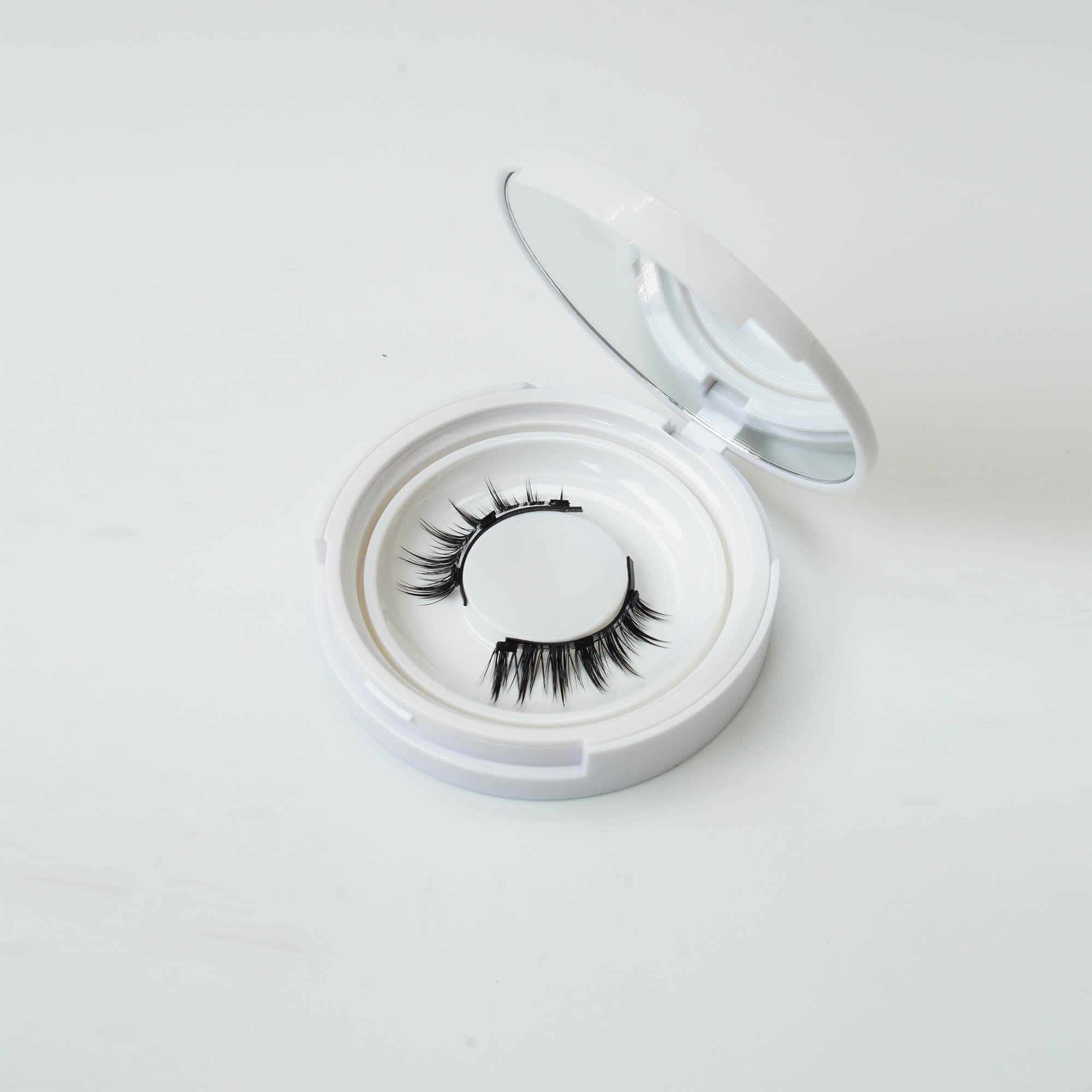 Wispy Cat-Eye Magnetic Eyelashes without Eyeliner
